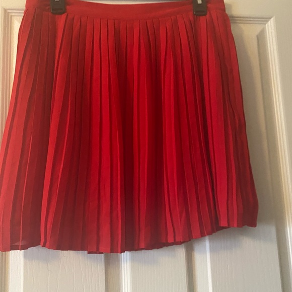 FOREVER 21 - PLEATED RED MINI SKIRT - Picture 3 of 4